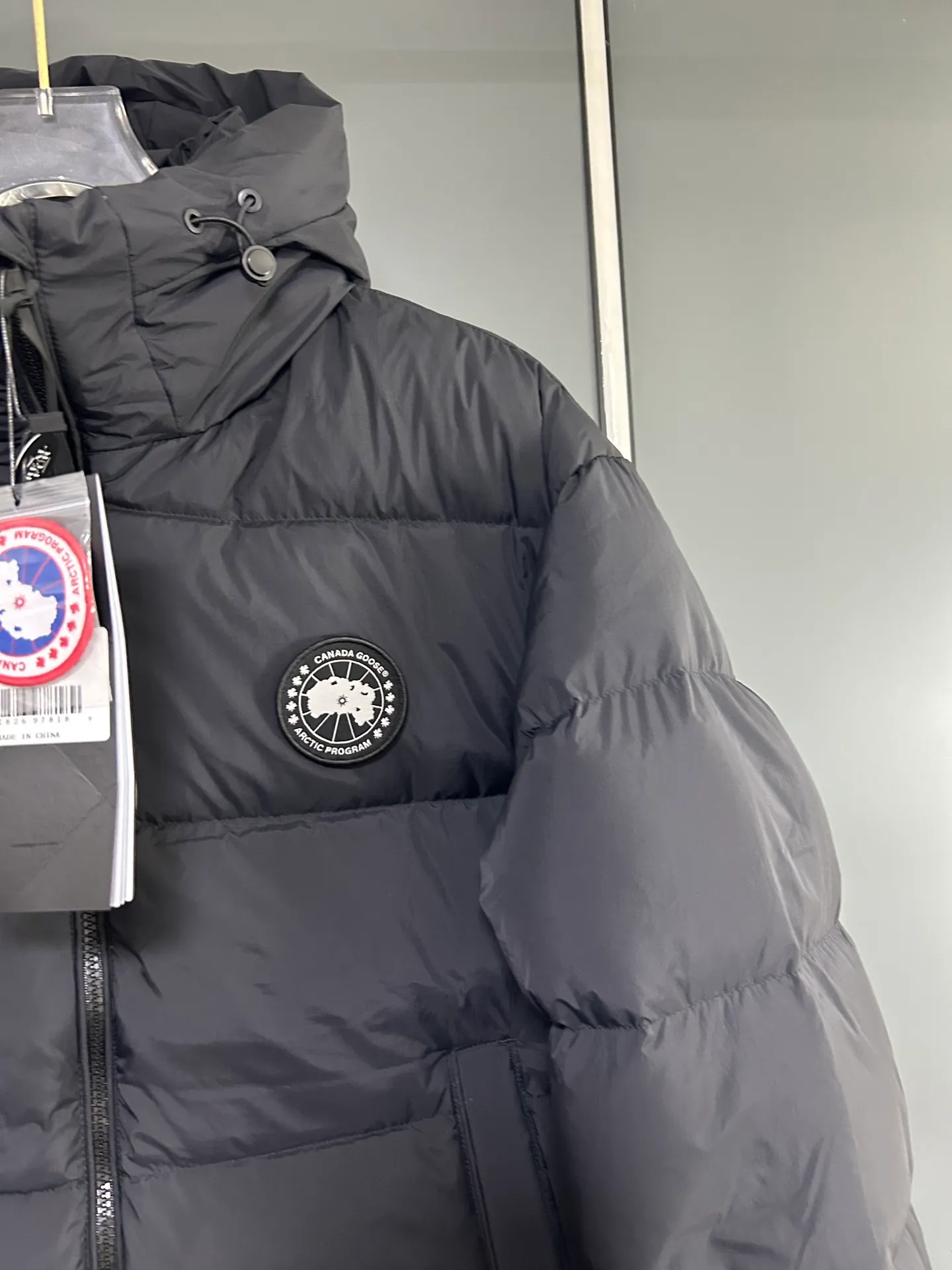 P720 Canada 🦢 Canada Goose hooded reflective stripe down jacket has always been recognized as the warmest down jacket. Various Instagram celebrities, Internet celebrities, and celebrities often wear it for street photos. I do Canada Goose every year, but I still can’t get rid of my love for the geese. No matter how cold the weather is, there is no need to be afraid, because there are geese! Filled with 90% white duck down, Canada Goose is the legendary warmest down jacket and is known as a must-have for Arctic outdoor sports! The most popular down jacket in the world, celebrities are rushing to buy it, it is a must-have!  Same style for men and women Color: Navy Size: M-3XL